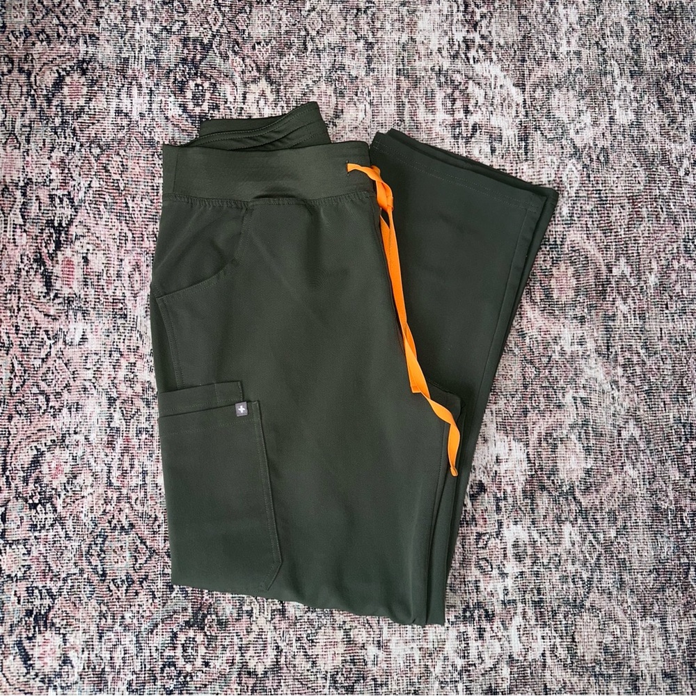 Figs Moss Kade High Waisted Cargo Scrub Pants - Size Large